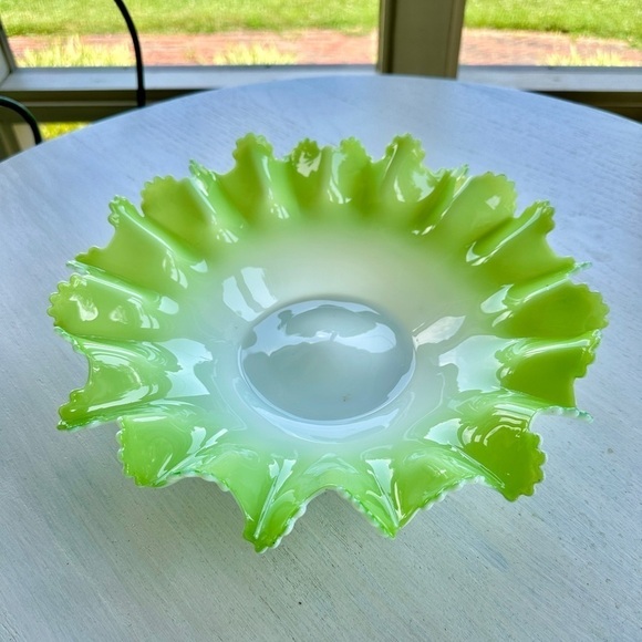 ANTIQUE, VICTORIAN, GLASS, ROUND BRIDES BASKET WITH RUFFLED & CRIMPED RIM. - Picture 3 of 10